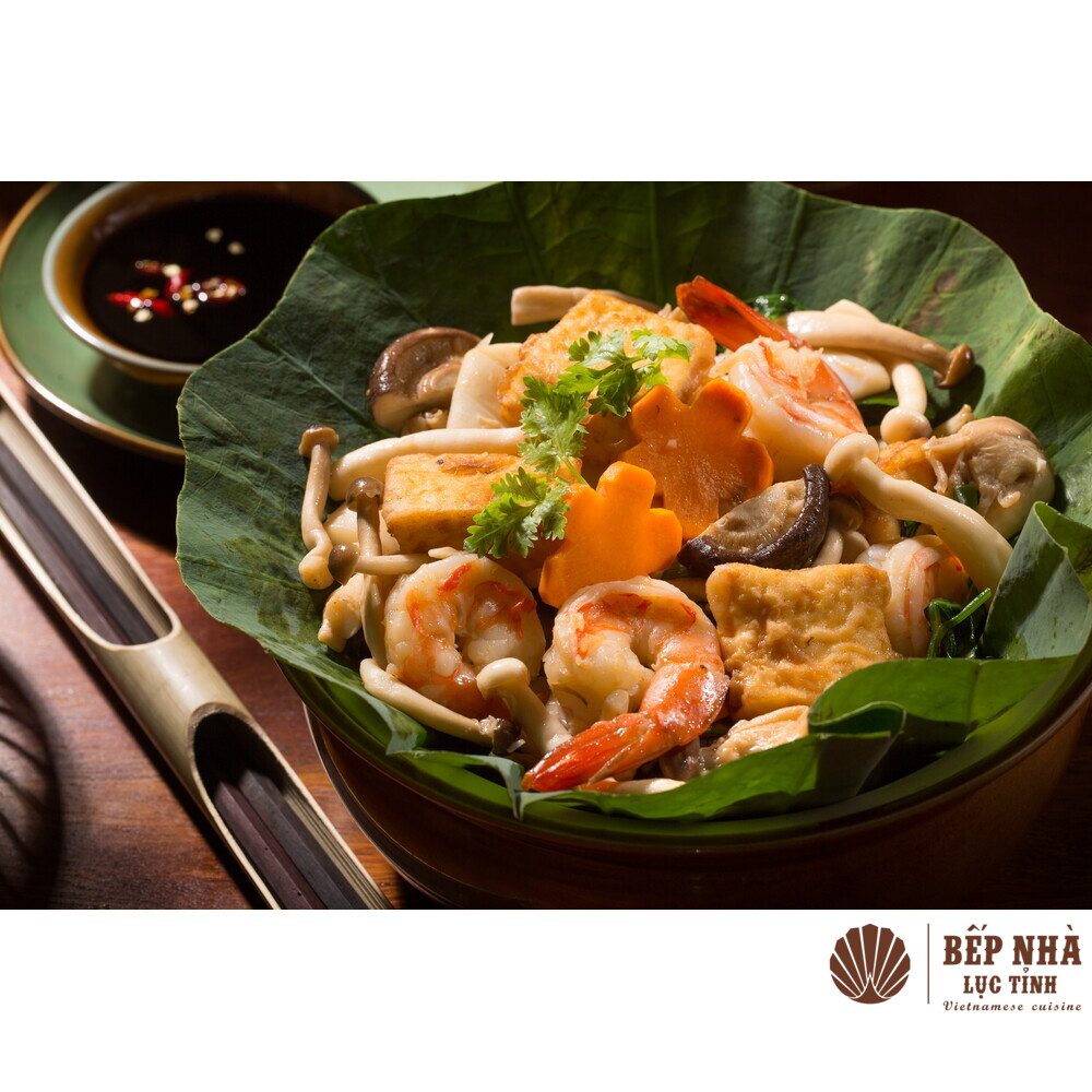 Đậu hũ trứng nhà làm với hải sản gói lá sen