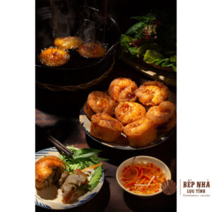 노릇하게 튀긴 새우와 녹두가 들어간 반꼥