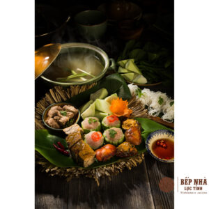 민물게 전골에 게살, 생선, 고기, 채소