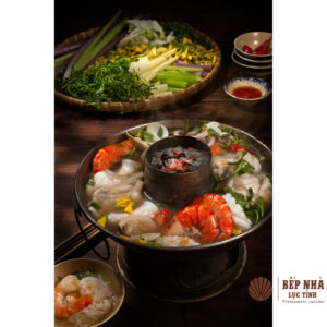 새우, 생선, 오징어, 채소가 들어간 새콤달콤 해산물 전골