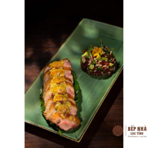 소금 절인 금귤 소스를 곁들인 달콤새콤한 오리 가슴살 구이