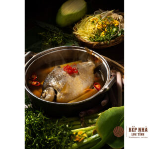 조림한 민물고기와 시골식 채소 무침