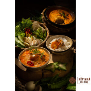 발효 메기를 다진 돼지고기와 함께 찐 베트남 남부 가정식