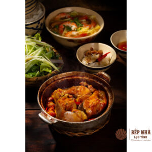 새우와 나나 풀이 들어간 새콤한 남부 베트남식 국